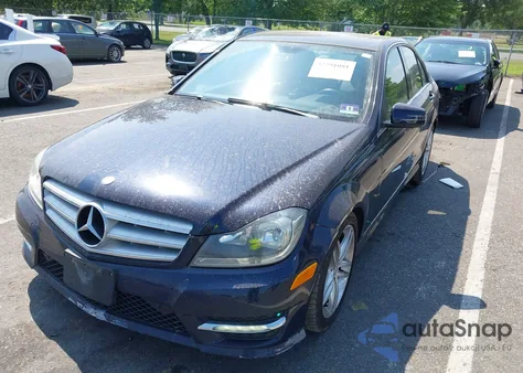 2013 Mercedes-Benz C 300 Luxury 4Matic/Sport 4Matic z USA, uszkodzony, nr VIN WDDGF8AB6DR276931